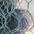 Net gelaste kooi met konijnenkooi